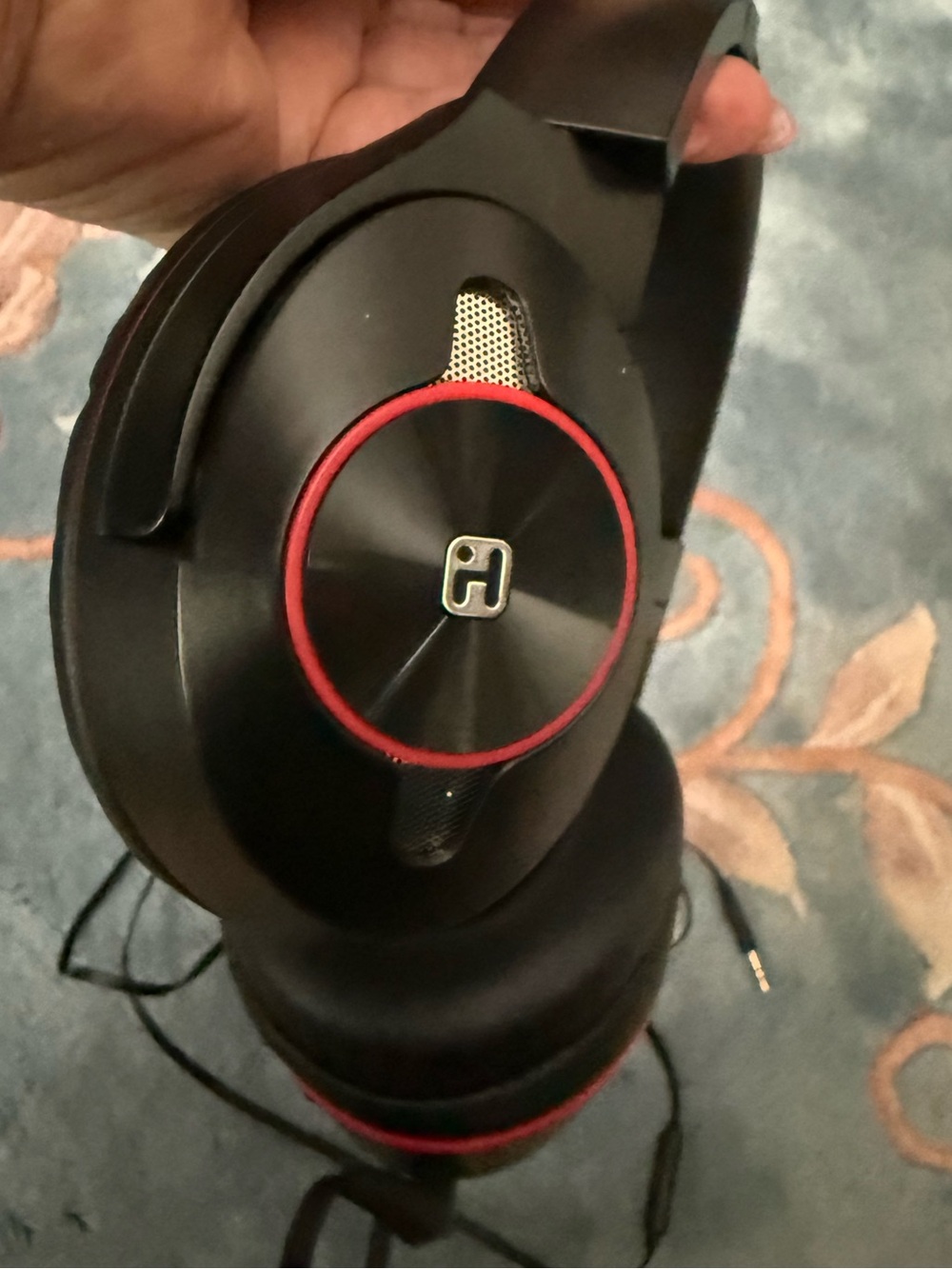 Noise canceling iHome Traveller Stereo Headphones
